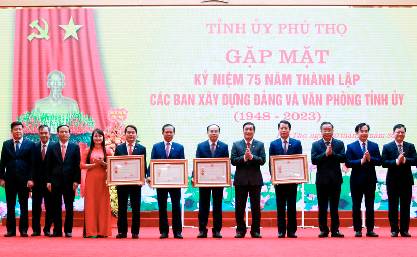 Bí thư Tỉnh ủy Phú Thọ trao tặng Huân chương Độc lập hạng Nhì cho các ban xây dựng Đảng và Văn phòng Tỉnh ủy.