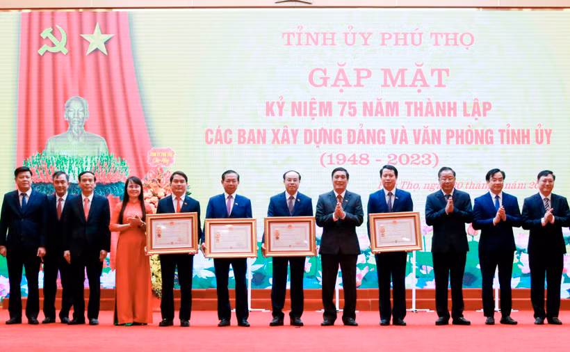 Bí thư Tỉnh ủy Phú Thọ trao tặng Huân chương Độc lập hạng Nhì cho các ban xây dựng Đảng và Văn phòng Tỉnh ủy.