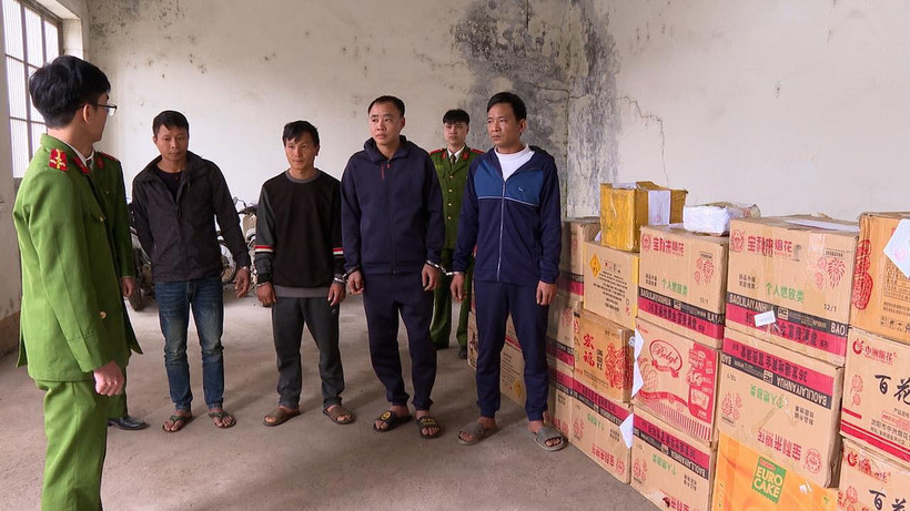 Các đối tượng và tang vật của vụ án tại cơ quan Công an.