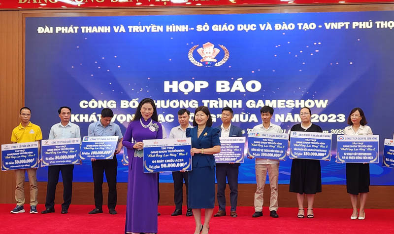 Ban tổ chức nhận biểu trưng tài trợ cho chương trình của các đơn vị, doanh nghiệp.