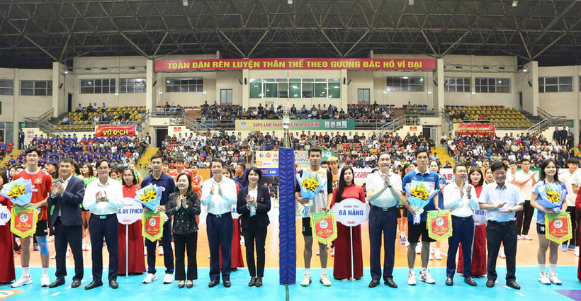 Ban tổ chức tặng hoa chúc mừng các đội bóng tham dự Cúp Hùng Vương.