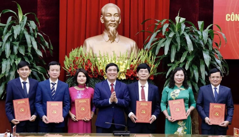 Bí Thư Tỉnh ủy Phú Thọ Bùi Minh Châu trao Quyết định cho các đồng chí được điều động, luân chuyển, bổ nhiệm đợt này.