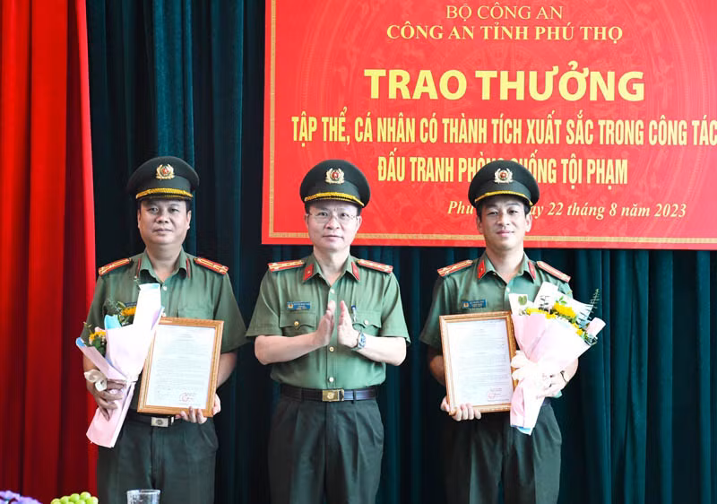 Lãnh đạo Công an tỉnh Phú Thọ trao thưởng cho Phòng An ninh điều tra và Phòng An ninh kinh tế.