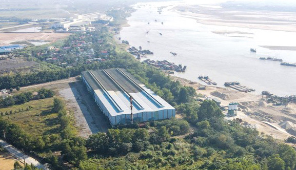 Nhà máy cán thép liên hoàn Sông Hồng được đầu tư nhiều năm nhưng vẫn chưa hoạt động gây lãng phí khiến người dân bức xúc.