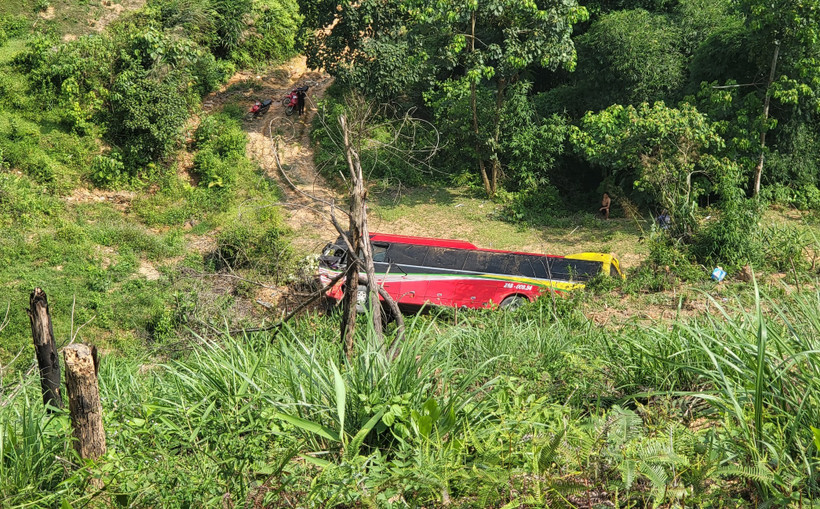 Xe khách sau khi va chạm với xe máy đã lao xuống dốc khiến bốn người bị thương.