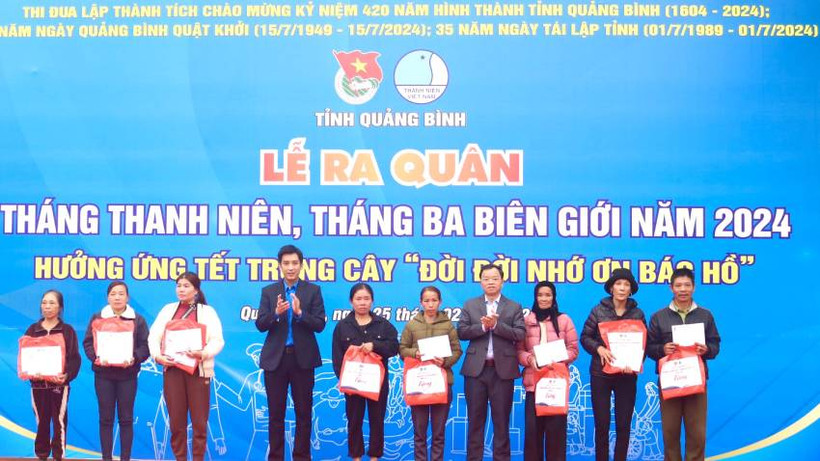 Tại lễ ra quân Tháng Thanh niên năm 2024, các đại biểu tặng quà cho các gia đình chính sách ở huyện Tuyên Hóa 