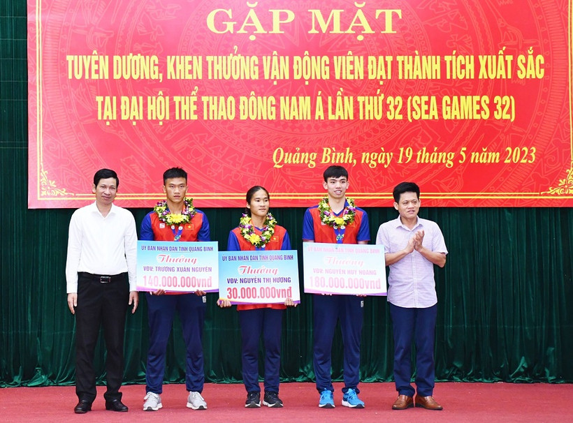 Các đồng chí lãnh đạo tỉnh Quảng Bình trao thưởng cho các vận động viên
