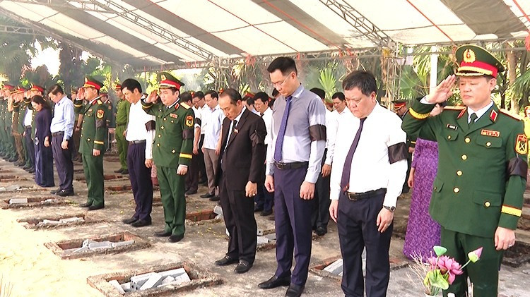 Các đại biểu dự lễ truy điệu và an táng hài cốt liệt sĩ. (Ảnh: LA)