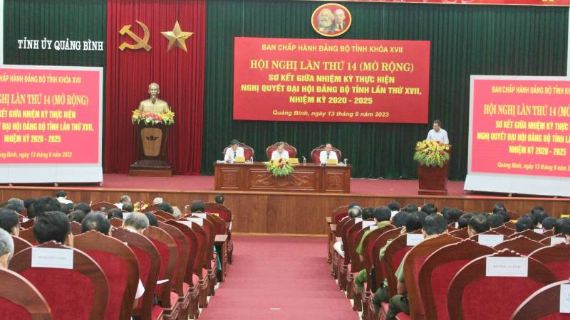Quang cảnh hội nghị Tỉnh ủy Quảng Bình giữa nhiệm kỳ.