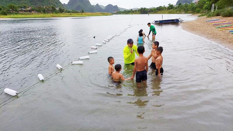 Trẻ em thị trấn Phong Nha (Quảng Bình) học bơi miễn phí trong hè 2022.