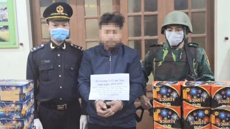 Đối tượng vận chuyển gần 100 kg pháo nổ trái phép và ma túy qua biên giới bị bắt giữ