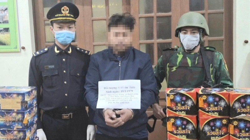 Đối tượng vận chuyển gần 100 kg pháo nổ trái phép và ma túy qua biên giới bị bắt giữ