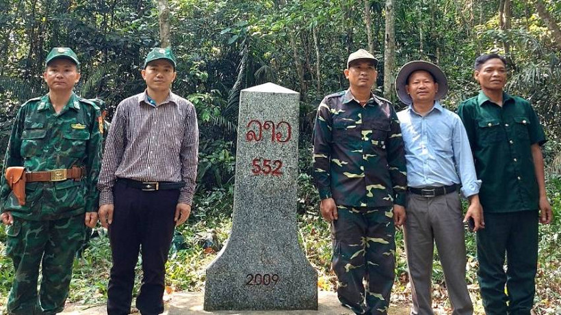 Đoàn công tác của Đồn Biên phòng Làng Mô và xã Trường Sơn trong một chuyến tuần tra, kiểm tra mốc quốc giới. (Ảnh chụp từ phía biên giới nước bạn Lào)