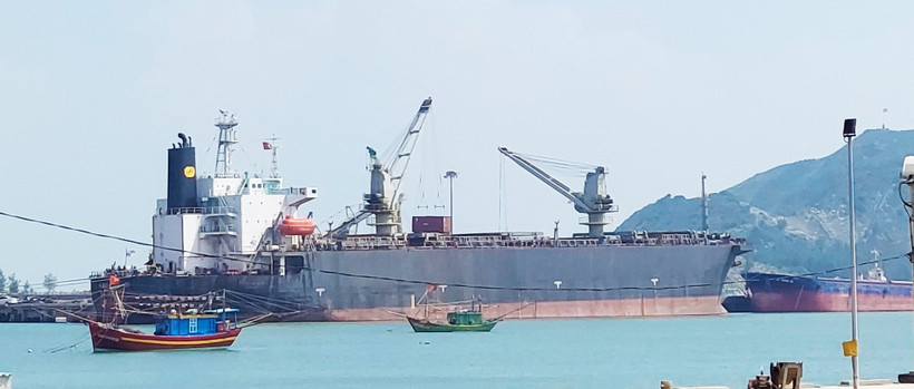 Tàu cập cảng Hòn La (Quảng Bình).