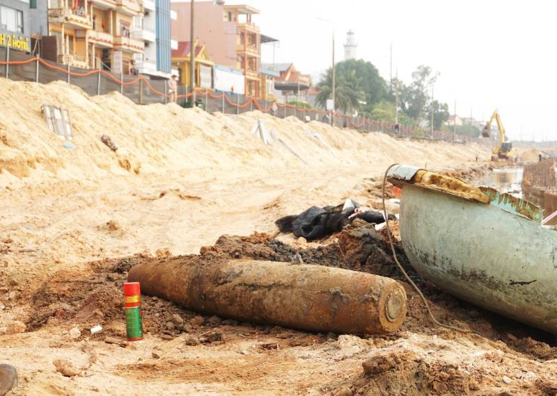 Quả bom sót lại sau chiến tranh chưa nổ nằm bên đường Trương Pháp, nơi có mật độ dân cư và phương tiện đông đúc của thành phố Đồng Hới.
