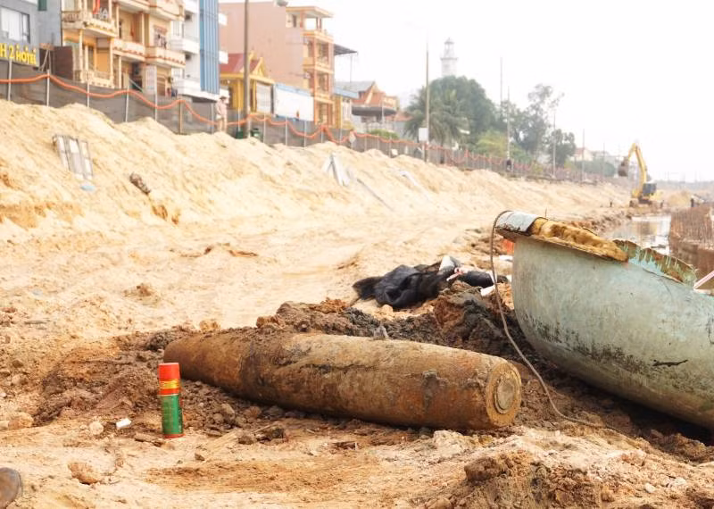 Quả bom sót lại sau chiến tranh chưa nổ nằm bên đường Trương Pháp, nơi có mật độ dân cư và phương tiện đông đúc của thành phố Đồng Hới.
