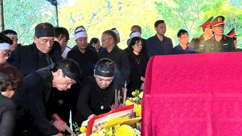 Lễ an táng PGS Đặng Bích Hà,tại Vũng Chùa, huyện Quảng Trạch, tỉnh Quảng Bình. (Ảnh: MP)