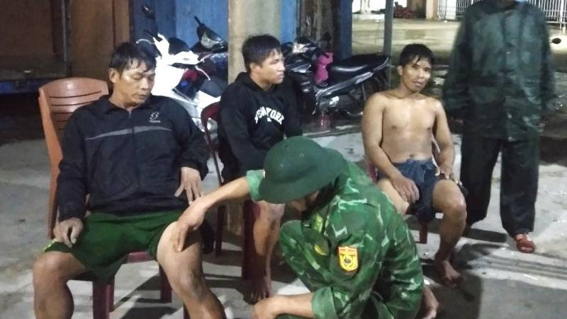Các ngư dân trên tàu cá Quảng Ngãi bị chìm được cứu hộ vào bờ an toàn.