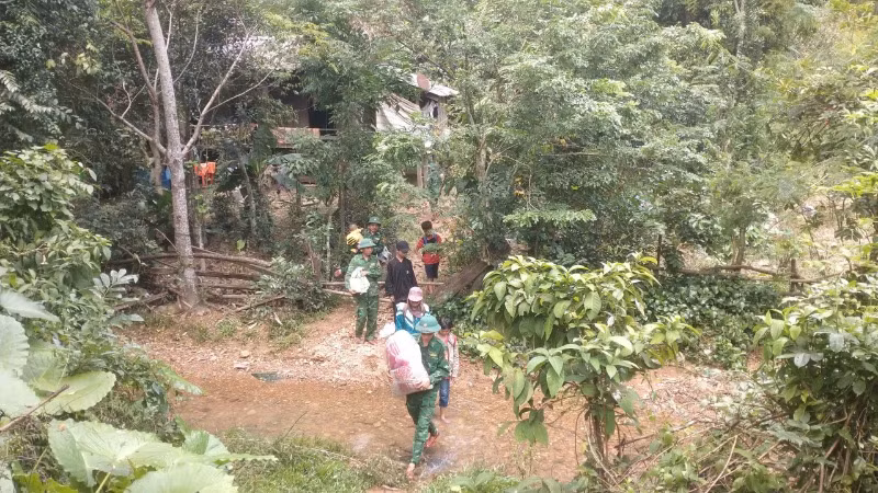 Bộ đội Biên phòng Quảng Bình vận động, di dời khẩn cấp 13 hộ dân ra khỏi khu vực lở núi.
