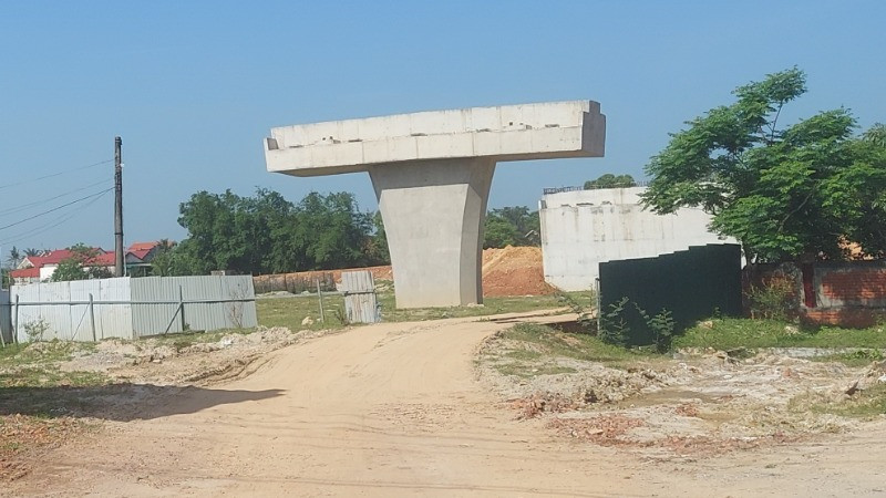 Nút giao đầu tuyến tại xã Quảng Xuân, huyện Quảng Trạch bị đình trệ thi công do vướng mặt bằng. 