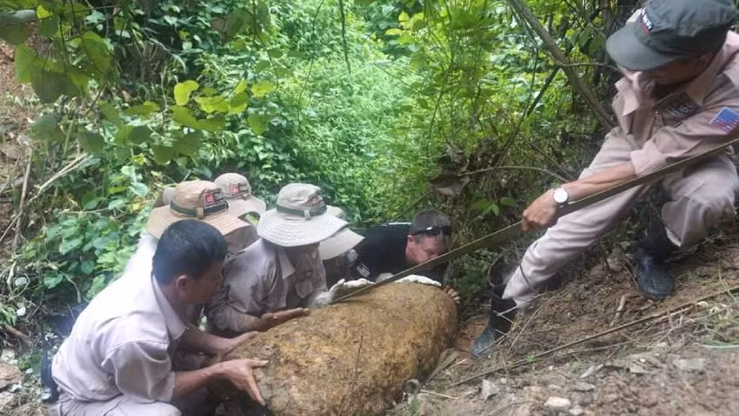 Đội xử lý lưu động của MAG kéo, vận chuyển quả bom ở lưng chừng bờ suối đến khu vực chờ hủy nổ tập trung