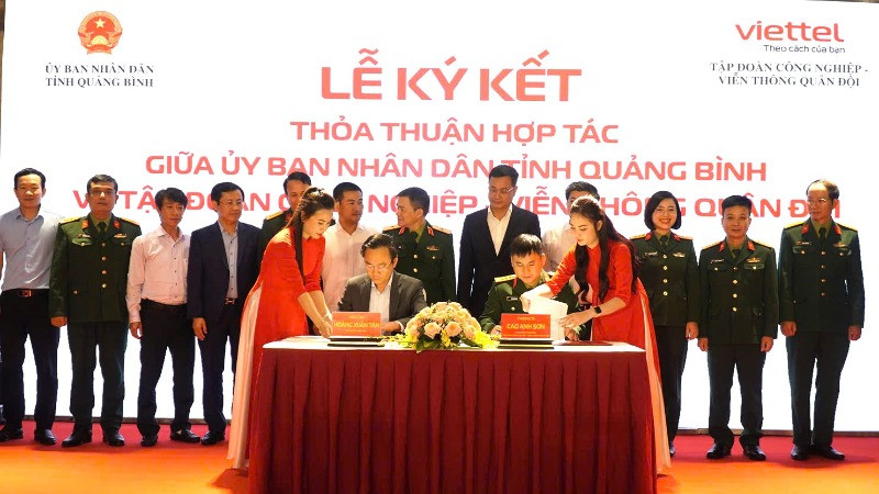Đại diện lãnh đạo Ủy ban nhân dân tỉnh Quảng Bình và Viettel ký biên bản thỏa thuận hợp tác trong chuyển đổi số.