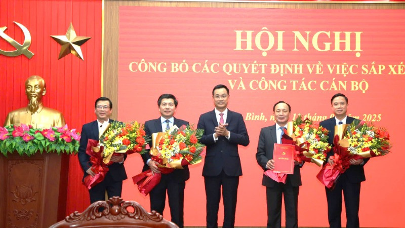 Bí thư Tỉnh ủy Quảng Bình Lê Ngọc Quang trao quyết định và tặng hoa cho Bí thư và các phó Bí thư Đảng ủy các cơ quan Đảng tỉnh 