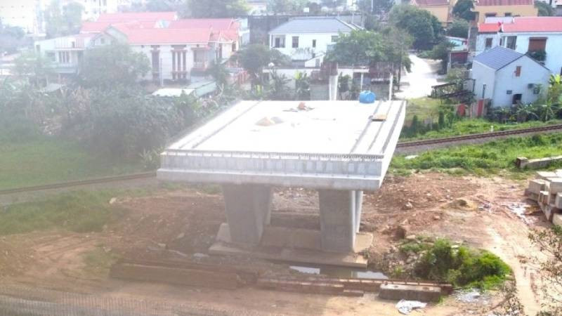 Cầu vượt đường sắt ở trung tâm thành phố Đồng Hới bị chậm tiến độ do vướng mặt bằng. (Ảnh minh họa)