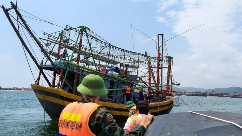 Bộ đội Biên phòng Quảng Bình kiểm tra tàu cá trước khi ra khơi trên cửa sông Gianh.