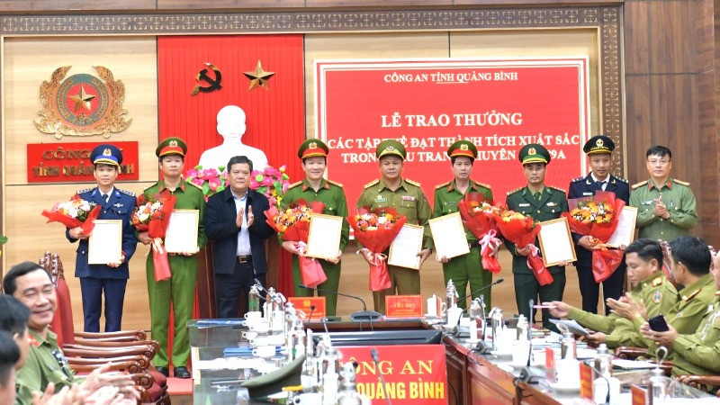 Chủ tịch Ủy ban nhân dân tỉnh và Giám đốc Công an Quảng Bình trao thưởng các tập thể có thành tích xuất sắc trong thực hiện chuyên án. (Ảnh: công an Quảng Bình)