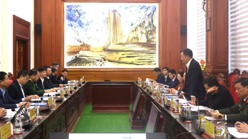 Bí thư Tỉnh ủy Quảng Bình phát biểu tại buổi làm việc.