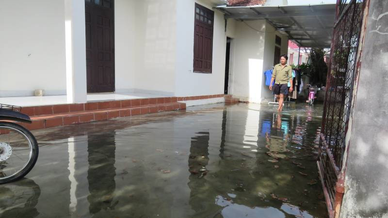 Sân nhà người dân ở Linh Cận Sơn, xã Quảng Sơn, thị xã Ba Đồn bị ngập trong mùa hè do nước công trình thủy lợi tràn vào.