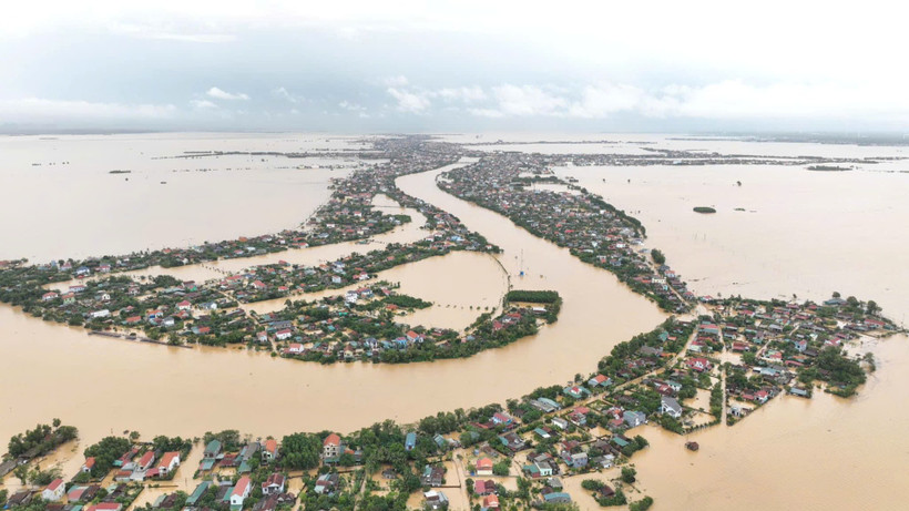 Thị trấn Kiến Giang, huyện Lệ Thủy chìm trong biển nước lũ.