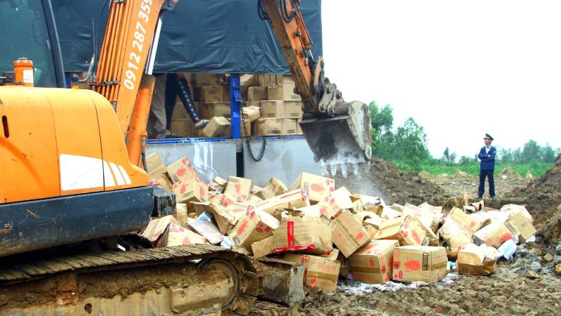 Cục Quản lý thị trường Quảng Bình phối hợp các đơn vị tiêu hủy hàng hóa nhập lậu, không rõ nguồn gốc.