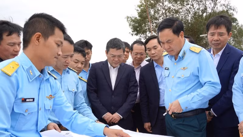 Đại diện lãnh đạo Quân chủng Phòng không-Không quân và Ủy ban nhân dân tỉnh Quảng Bình kiểm tra thực địa khu đất quốc phòng tại Cảng hàng không Đồng Hới.