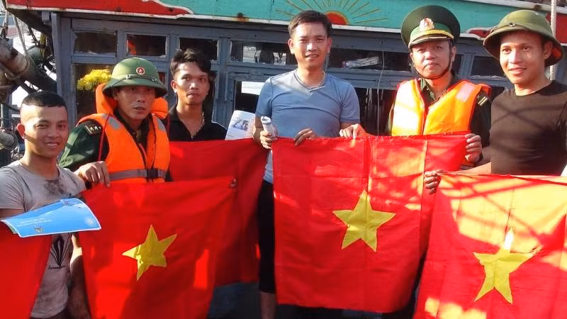 Bộ đội Biên phòng tỉnh Quảng Bình tặng cờ Tổ quốc cho ngư dân. (Ảnh minh họa)