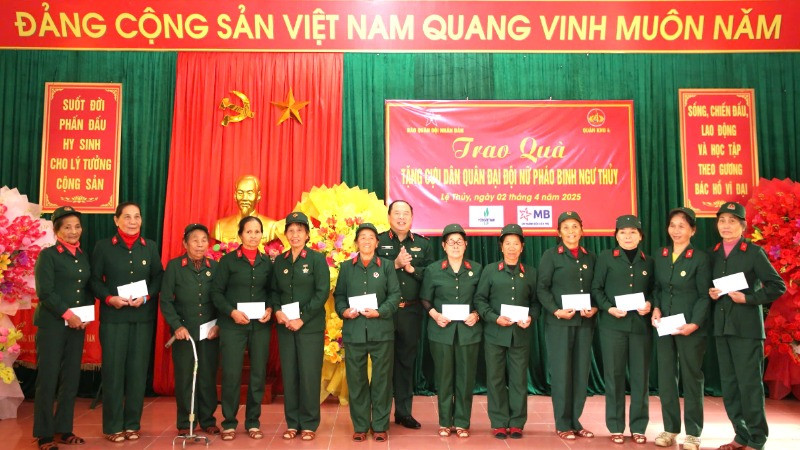 Thiếu tướng Đoàn Xuân Bộ, Tổng biên tập Báo Quân đội nhân dân trao quà các nữ dân quân pháo binh Ngư Thủy