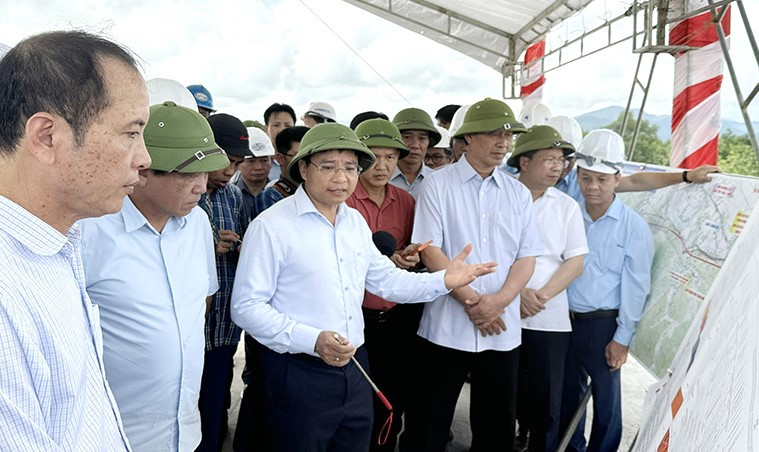 Bộ trưởng Nguyễn Văn Thắng nghe báo cáo tiến độ dự án thành phần Bùng-Vạn Ninh.