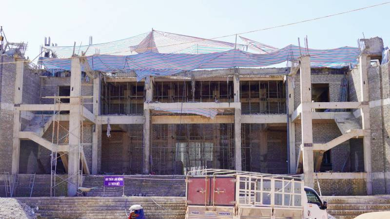 Công trình Trung tâm văn hóa huyện Tuyên Hóa trong giai đoạn khắc phục sự cố để thi công trở lại