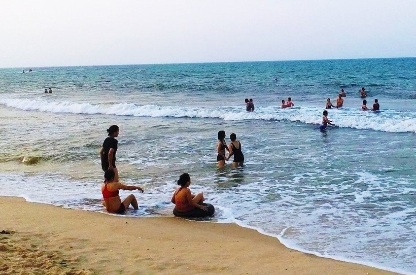 Tắm biển - nhu cầu giải nhiệt trong mùa hè. (Ảnh minh họa)