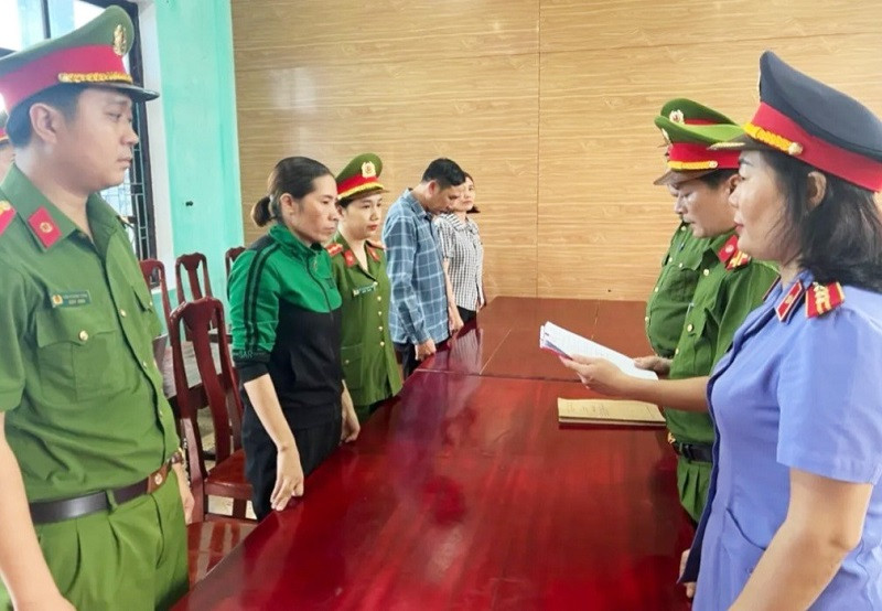 Công an tỉnh Quảng Bình khởi tố Nguyễn Thị Loan (áo xanh đen) về tội tham ô tài sản. (Ảnh: Công an Quảng Bình)
