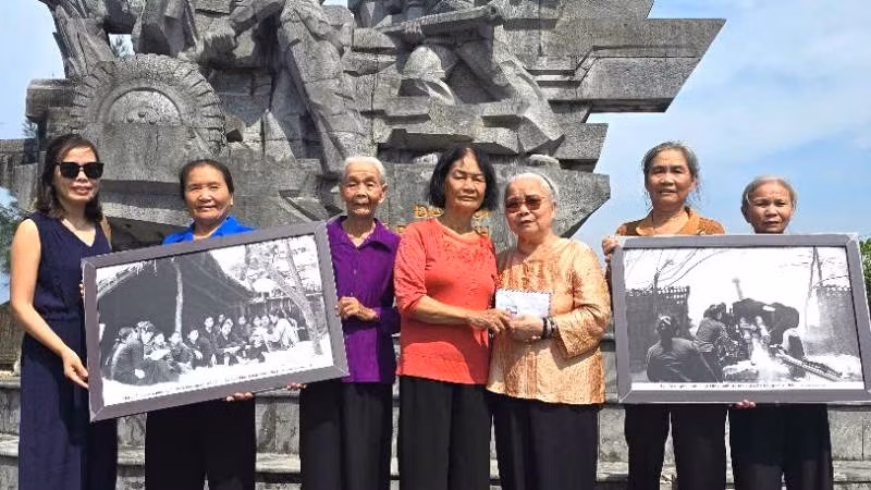 Gia đình nhà báo, liệt sĩ Lương Nghĩa Dũng trao tặng 2 bức ảnh tư liệu quý về Đại đội pháo binh Ngư Thủy cho các O nữ pháo thủ năm xưa.