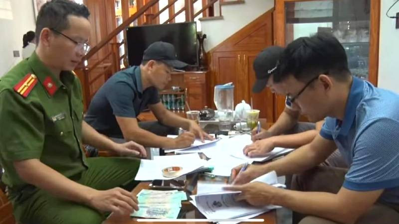 Công an Quảng Bình điều tra vụ đánh bạc bằng hình thức cá độ bóng đá qua mạng internet tại huyện Bố Trạch ngày 21/6 (Ảnh: Công an cung cấp)