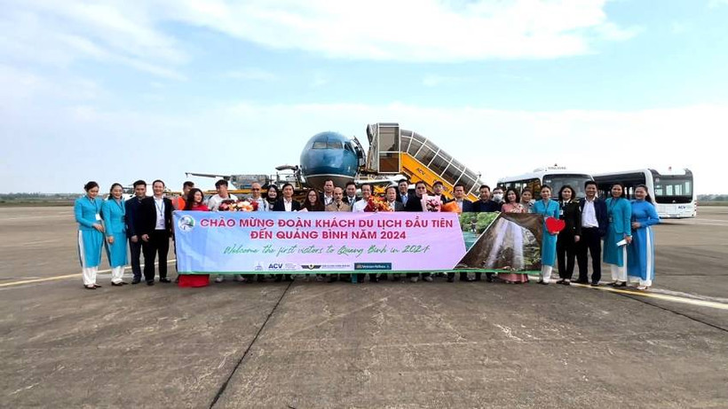 Sở Du lịch Quảng Bình đón đoàn du khách đầu tiên trong năm mới 2024 bằng đường hàng không