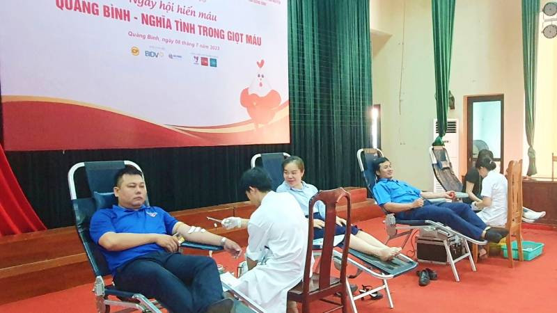 Đoàn viên, thanh niên tỉnh Quảng Bình tham gia hiến máu tình nguyện.