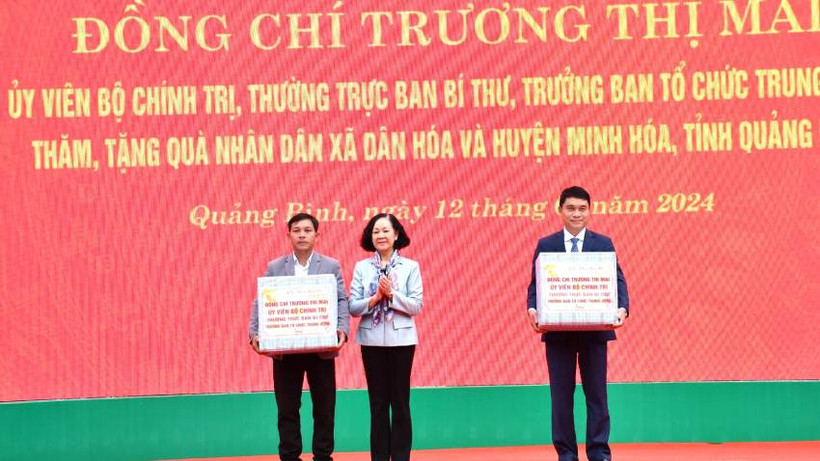 Đồng chí Trương Thị Mai tặng quà cho huyện Minh Hóa và xã Dân Hóa.