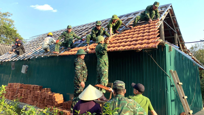 Cán bộ, chiến sĩ Đồn Biên phòng Cà Xèng nhận làm trực tiếp 6 ngôi nhà cho bà con, trong đó đã xong 2 nhà, số còn lại phấn đấu hoàn thành trước ngày 30/6.