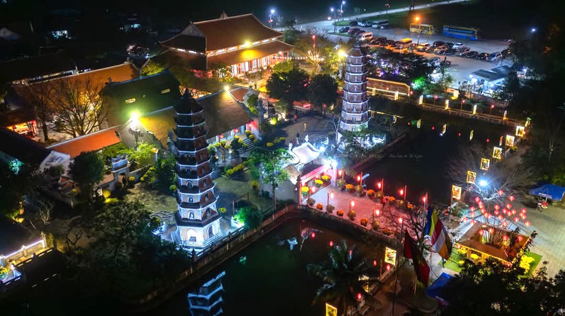 Chùa Hoằng Phúc trong đêm khai hội (Ảnh: Vĩnh Quý)