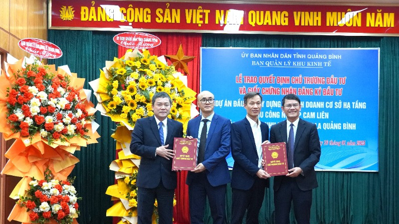 Lãnh đạo tỉnh Quảng Bình trao quyết định chủ trương đầu tư và giấy chứng nhận đăng ký đầu tư Khu công nghiệp Cam Liên cho nhà đầu tư.