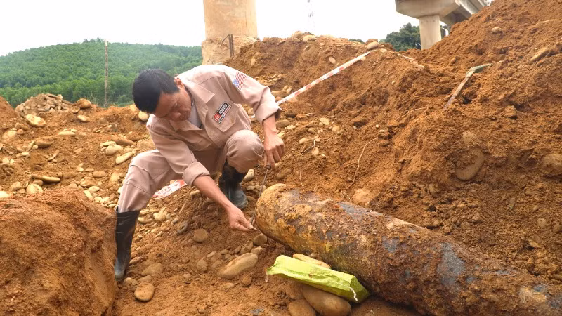 Quả bom lớn được phát hiện trong khi xây dựng mố cầu bản Chuôn ở tỉnh Quảng Bình.